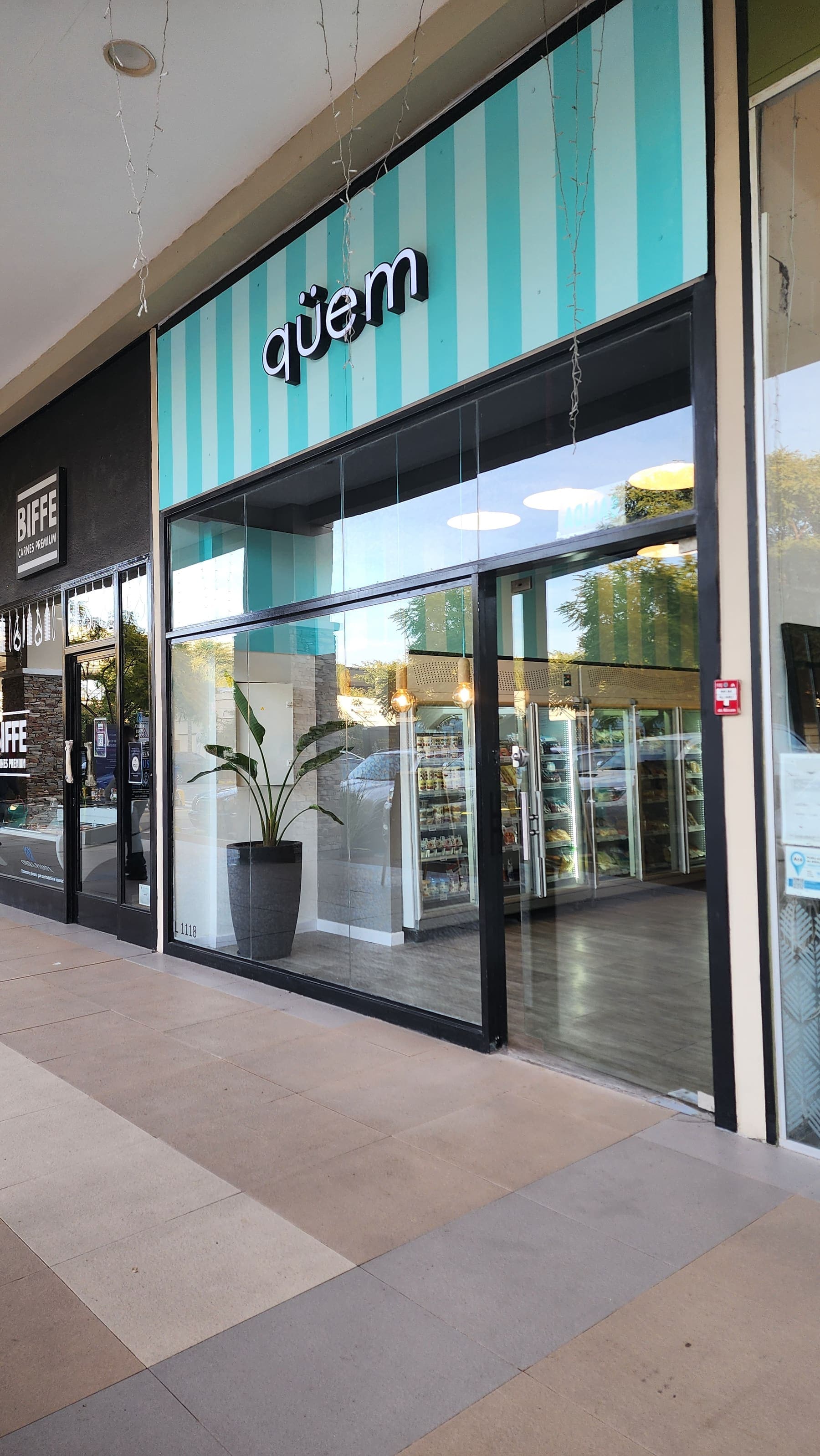 Fachada de la tienda modelo Qüem
